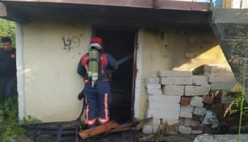 Madde bağımlısı evi ateşe verdi