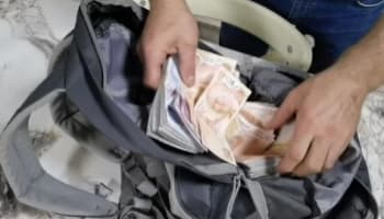 Para dolu çantayı restoranda unuttu