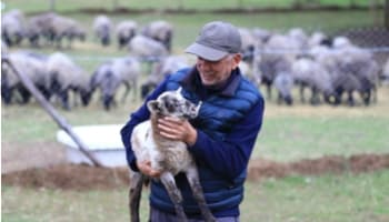 Şehir Hayatından Uzaklaşıp Koyun Yetiştiricisi Oldu