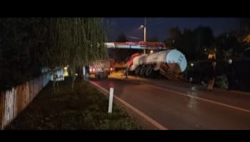 Karapürçek yolunda tanker devrildi