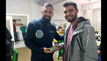 Golcü oyuncuya doğum günü hediyesi bir kutu mermi