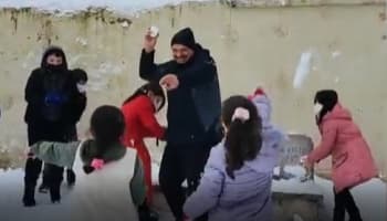 Vali Kaldırım öğrencilerle kartopu oynadı