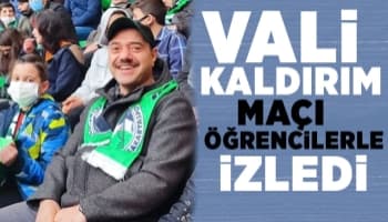 Vali Kaldırım maçı öğrencilerle izledi