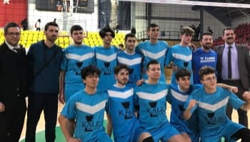 Sakarya liseler arası düzenlenen voleybol müsabakalarında Kale Okulları rüzgarı esti..