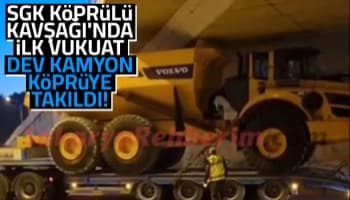 Dev kamyon SGK Kavşağında köprüye takıldı