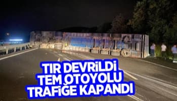 TEM otoyolunda nakliyat tırı devrildi, trafik durduruldu