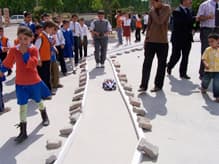 Uzaktan Kumandalı Oyuncak Arabalarıyla Yarıştılar