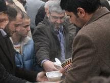 Akyazı'da Cuma Çıkışı Vatandaşlara Helva Dağıtıldı