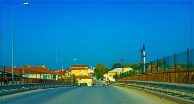 <p><font face="verdana,geneva" size="2"><strong>OSMANLI D&Ouml;NEMİ</strong></font></p><p><font face="verdana,geneva" size="2">Bol ve verimli arazilere sahip b&ouml;lgemiz 1326 yılında Orhan Gazi tarafından T&uuml;rk hakimiyeti altına alınmıştır. Osmanlı Devleti&rsquo;nin &ouml;zellikle İstanbul&rsquo;un Fethin&rsquo;den sonra, t&uuml;m Anadolu ve Balkanlarda istikrarı sağlaması ve m&uuml;reffeh bir toplum yaratmasıyla başlayan s&uuml;re&ccedil;ten Adapazarı ve &ccedil;evresi de nasibini aldı. Osmanlının &ccedil;&ouml;k&uuml;ş d&ouml;nemlerine kadar Sakarya b&ouml;lgesine sulh ve s&uuml;kun egemen oldu. Ancak &ccedil;&ouml;k&uuml;ş d&ouml;nemlerindeki olumsuzluklar Sakarya&rsquo;yı da olumsuz etkilemiş, &ouml;zellikle 2. Mahmut d&ouml;nemindeki Ayanlık sistemi b&ouml;lgeye de zarar vermiştir.</font></p><p><font face="verdana,geneva" size="2">&Ouml;te yandan bu d&ouml;nemlerde Adapazarı b&ouml;lgesine, &ccedil;ok &ouml;nemli miktarda m&uuml;lteci akını olmuştur. Bu akınları doğuran olaylar, 1853 Kırım Savaşı, 1850-60 arası Şeyh Şamil olayı ve 1877-78 Osmanlı-Rus (93 Harbi) Savaşı&rsquo;dır. Ayrıca gerek Balkan Savaşları, gerekse II. Meşrutiyetin ilanından sonra Bosna-Hersek&rsquo;in Avusturya&rsquo;ya ge&ccedil;mesiyle &ccedil;ok sayıda g&ouml;&ccedil;men b&ouml;lgemize yerleştirilmiştir. Bu g&ouml;&ccedil;ler, bug&uuml;n&uuml;n Sakarya&rsquo;nın zengin k&uuml;lt&uuml;rel varlığının oluşmasına da zemin hazırlamıştır.</font></p>