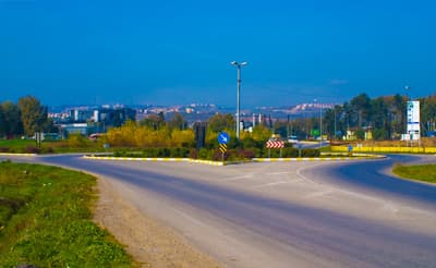 <p><font face="verdana,geneva" size="2"><strong>2) COĞRAFİ KONUMU</strong></font></p><p><font face="verdana,geneva" size="2">Arifiye İl&ccedil;esi Sakarya şehir merkezine yaklaşık 8 km uzaklıkta olup asfalt bir yolla D&ouml;rtyol mevkiine ve buradan da Sakarya şehir merkezine bağlanmaktadır. Ayrıca D-100 Devlet Karayolu,TEM Anadolu Otoyolu ve Bilecik-Eskişehir yolu kullanılarak ta diğer şehirlere ulaşılmaktadır.</font></p><p><font face="verdana,geneva" size="2">Kuzeyi ve g&uuml;neyi topografya eğimi bakımından birbirlerinden &ccedil;ok farklıdır. Kuzeyde ve dar bir şerit halinde doğuda mostra veren al&uuml;vyonda eğim %5&rsquo;in altındadır. G&uuml;ney kesiminde daha &ccedil;ok %5-10 olmak &uuml;zere %10-15,%20-25,%35-40 ve dar bir alanda %50-60 değerlerine sahip değişken bir topografya bulunmaktadır.&Ouml;zellikle &Ouml;rencik Formasyonunun Kuzey Anadolu Fayı&rsquo;ndan etkilendiği kesimlerde topografik eğimler y&uuml;ksektir. Buna karşın &Ouml;rencik Formasyonunun orta ve g&uuml;neydoğu kesimlerinde %5-10 eğim değerleri bulunmaktadır.</font></p>