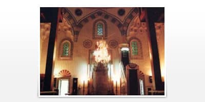 <p><font face="Verdana, Arial, Helvetica, sans-serif" size="2">Muhteşem bir doğaya sahip olan Taraklı'da yaklaşık 300 adet ahşap bina var, 91 tanesi tescilli. Yavuz Sultan Selim&rsquo;in Ridaniye Seferi sırasında Taraklı&rsquo;da kışlayan Veziri Yunus Paşa tarafından 1516 yıllarında yapıldığı sanılan bir cami b&uuml;t&uuml;n orijinalliğiyle duruyor. Tepenin hemen eteğine kurulmuş. Altından ge&ccedil;irilen termal bir suyla o devirlerde yerden ısıtma sistemiyle caminin ısıtılması sağlanmış. Hemen aşağıda bulunan o yıllardan kalma hamam , sayısız tamiratlarla orijinal halinden biraz farklı ama muhteşem ahşap evler bu g&ouml;r&uuml;nt&uuml;y&uuml; kamufle etmesini becermiş. Y&uuml;zlerce yıl &ouml;nceki halini koruyabilmiş bir de arastası var. Toplam sekiz adet k&uuml;lt&uuml;r ve tabiat varlığına sahip. &Ccedil;evresi 10,5 metre genişliğinde yaklaşık 500-550 yaşında bir &ccedil;ınar ağacı, camisi, hamamı, kale, han ve &ccedil;eşmeden oluşmaktadır.</font></p>