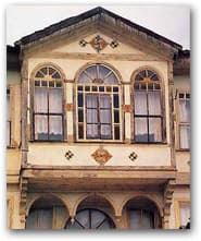 <P><STRONG><FONT face="Verdana, Arial, Helvetica, sans-serif" size=2>Taraklı Evleri</FONT></STRONG></P>
<P><FONT face="Verdana, Arial, Helvetica, sans-serif" size=2>Sakarya İli`nin en güney ucunda yer alan Taraklı, 19. YY. kalma Osmanlı Dönemi evleri ve tarihi yapılarıyla ünlü bir ilçedir. Sokak dokusu bozulmayan görünümü Taraklı Evleri`nin bulunduğu alan SİT alanı ilan edilmiş ve korumaya alınmıştır. Bu alanda 120 adet tarihi ev bulunmaktadır. Yük taşıyanların dinlenmeleri için dinlenme taşları bulunan Arnavut Kaldırımlı sokakları ve bu sokakların buram buram tarih kokan süsleri Osmanlı Evleri ile Taraklı bir kültür müzesi görünümündedir. Bu özellikleri sebebiyle son yıllarda iç turizm açısından belirgin bir canlanma görülmektedir.<BR><BR></FONT></P>