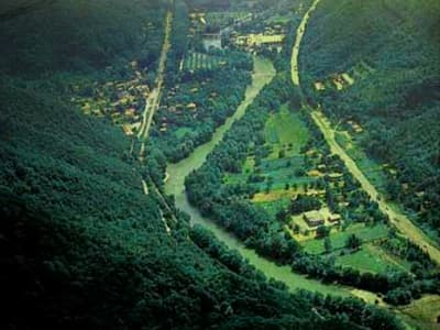 <font face=\"arial,helvetica,sans-serif\" size=\"2\"><font size=\"3\"><strong>Sakarya\'dan bir Evliya &Ccedil;elebi ge&ccedil;ti...</strong></font><br /><br />Evliya  &Ccedil;elebi Sakarya\'dan ayrı bir başlık halinde bahsetmez. Eskiden İpekyolu  denilen istikametten ge&ccedil;er. Bu g&uuml;zergahta bulunan Taraklı, Geyve,&nbsp;  Sapanca gibi il&ccedil;elerimizi değerlendirir. Hendek\'ten bahseder. Sakarya  Nehri &uuml;zerinde durur. Sakarya Nehri\'nden ilk defa İstanbul\'dan Trabzon\'a  gemi&nbsp; yolculuğu yaptığı sırada bahseder.<br /><font size=\"3\"><strong><br />Ağa&ccedil; denizi</strong></font><br /><br />Sakarya\'dan  bahsederken, buranın son derece g&uuml;r ormanlarının olduğunu, adeta bir  ağa&ccedil; denizi bi&ccedil;iminde g&ouml;r&uuml;nd&uuml;ğ&uuml;n&uuml; İzmit\'ten anlatır: &quot;Doğu&nbsp; tarafından  dağlara \'Ağa&ccedil; denizi\' derler. İ&ccedil;inde adam kaybolur. &Ouml;yle g&ouml;klere baş  uzatmış b&uuml;y&uuml;k ağa&ccedil;lar vardır ki g&ouml;lgesinde on bin koyun g&ouml;lgelenir&quot;.<br /><br /></font>