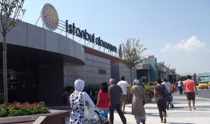 <span class="Apple-style-span" style="font-family: Arial; font-size: 12px; line-height: 20px"><div><font face="arial, helvetica, sans-serif" size="2"><strong>İşte gideceklere notlar:</strong></font></div><div><font face="arial, helvetica, sans-serif" size="2"><br /></font></div><div><font face="arial, helvetica, sans-serif" size="2">- Akvaryuma gideceğiniz g&uuml;n&uuml; iyi belirleyin, &ccedil;&uuml;nk&uuml; &ouml;zellikle herkese tatil olan g&uuml;nlerde inanılmaz derecede kalabalık oluyor. O kadar kalabalik ki aracımızı ancak -4. kata park edebildik.&nbsp;</font></div><div><font face="arial, helvetica, sans-serif" size="2">- İ&ccedil;eride irili ufaklı bir&ccedil;ok akvaryum var. Kalabalık bir g&uuml;n&uuml; tercih ederseniz akvaryumlara bakmak i&ccedil;in, akvaryumların &ouml;n&uuml;nde sıra beklemeniz gerekiyor.</font></div><div><font face="arial, helvetica, sans-serif" size="2">- İ&ccedil;eride &ouml;zellikle &ccedil;ok ilgi &ccedil;eken ve insanlara temas edecek kadar yakınlaşan vatos balıkları var.</font></div><div><font face="arial, helvetica, sans-serif" size="2">- G&ouml;revli nezaretinde canlı deniz yıldızlarına dokunabiliyorsunuz.</font></div><div><font face="arial, helvetica, sans-serif" size="2">- K&uuml;&ccedil;&uuml;k bir timsah, k&ouml;pek balıkları, kunduz &ouml;zellikle dikkat &ccedil;eken hayvanlar arasında</font></div><div><font face="arial, helvetica, sans-serif" size="2">- İ&ccedil;eride flaşlı &ccedil;ekim yasak</font></div><div><font face="arial, helvetica, sans-serif" size="2">- İ&ccedil;erideki yolculuk yaklaşık 1, 5 saat s&uuml;r&uuml;yor. Fakat istediğiniz kadar kalabiliyorsunuz</font></div><div><font face="arial, helvetica, sans-serif" size="2">- İ&ccedil;eride yemek, i&ccedil;ecek, wc gibi imkanlar mevcut</font></div><div><font face="arial, helvetica, sans-serif" size="2">- Biletler yaklaşık 25 TL civarında. Grup indirimi m&uuml;mk&uuml;n.</font></div><div><font face="arial, helvetica, sans-serif" size="2">- &Ccedil;ok sayıda balık ve deniz hayvanı mevcut</font></div></span><span class="Apple-style-span" style="font-family: arial, helvetica, sans-serif; line-height: 20px; font-size: small">- A&ccedil;ılış sabah 10:00, kapanış akşam: 20:00&nbsp;<br /></span><span class="Apple-style-span" style="font-family: arial, helvetica, sans-serif; line-height: 20px; font-size: small"><br />İstabul Akvaryum'a ait haber metni ve videolar i&ccedil;in&nbsp;</span><font face="arial, helvetica, sans-serif" size="2"><a href="../../../others/haber-istanbul-akvaryumdan-gezi-notlari-163131.html" target="_blank"><strong>tıklayın</strong></a><br /><br />İstanbul Akvaryum'un web sitesi i&ccedil;in</font><span class="Apple-style-span" style="line-height: 20px"><a href="http://www.istanbulakvaryum.com/" target="_blank"> <font face="arial, helvetica, sans-serif" size="2"><strong>tıklayın</strong></font></a><div><font face="arial, helvetica, sans-serif" size="2"><br /></font></div></span>