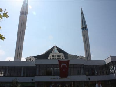 <span class="Apple-style-span" style="font-family: arial, helvetica, sans-serif; line-height: 20px; font-size: small">Tarihi dokusuyla g&ouml;renleri kendisine hayran bırakan beldenin g&ouml;r&uuml;lmesi gereken yerlerinin başında Ceneviz Kalesi ve şelaleleri geliyor.<br /><br />Yaz sıcaklarında şelalelerden akan buz gibi suyu g&ouml;r&uuml;nce bizce vazge&ccedil;emeyeceksiniz.<br /><br /><strong>Bug&uuml;n sizlere Karadeniz'in en g&uuml;zel beldelerinden Ak&ccedil;akoca'yı tanıttık. Eğer hala kararsızsanız Ak&ccedil;akoca i&ccedil;in tam zamanı. İyi tatiller!</strong></span>