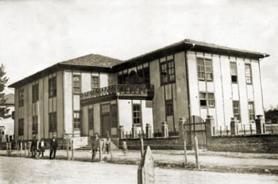 <p><span style="font-size: 10pt; line-height: 115%; font-family: 'Verdana','sans-serif'">Hendek'in Bizanslılardan Osmanlı İdaresine ge&ccedil;işi, Orhan Bey zamanında Konuralp kumandasındaki bir askeri birlik tarafından sağlanmıştır. Kasabaya bir s&uuml;re &quot;Konuralp&quot; dendiği eldeki belgeler ve rivayetlerden &ouml;ğrenilmektedir. Orhan Bey&acute;in kasabaya gelerek burayı g&ouml;rd&uuml;ğ&uuml;, burada g&ouml;rd&uuml;ğ&uuml; iltifattan dolayı Şeyh İbn-&uuml; İbrahim&acute;e kasabayı vakf ettiğini 700 Hicri Tarihini taşıyan Berat Vakıf Name vesikasından &ouml;ğreniyoruz.</span></p><p><span style="font-size: 10pt; line-height: 115%; font-family: 'Verdana','sans-serif'">Miladi 1401 yılında Hendek&acute;te Şemsi Paşa vakfiyesi tarafından; bir han, bir hamam ve 35 d&uuml;kk&acirc;n yapıldığına dair Topkapı Sarayı K&uuml;t&uuml;phanesi'nde belgeler vardır. 1500&acute;l&uuml; yıllarda Bağdat seferleri i&ccedil;in yapılan &uuml;nl&uuml; Bağdat yolu kalıntıları, Hendek&acute;te bug&uuml;nk&uuml; Kemal Paşa Caddesi, Eski D&uuml;zce Caddesi, H&uuml;seyin Şeyh ve Kalayık&acute;tan ge&ccedil;mekteydi.</span></p><p><span style="font-size: 10pt; line-height: 115%; font-family: 'Verdana','sans-serif'">Evliya &Ccedil;elebi Seyahatname'sinde 17. y&uuml;zyılda Hendek'i; Yeni&ccedil;eri Serdarı Kethuda (Kahyalık) Yeri ve Subasışı olan 150 hanelik bir kasaba olarak anar. 1800&acute;l&uuml; yıllarda Kocaeli Sancağı&acute;na bağlı k&uuml;&ccedil;&uuml;k bir yerleşim yeri olan Hendek, 93 Harbi denen 1876 Osmanlı-Rus savaşı sonrası g&ouml;&ccedil;lerle &ouml;nem kazanmıştır.</span></p><p><span style="font-size: 10pt; line-height: 115%; font-family: 'Verdana','sans-serif'"><font color="#cc0000">1887-1888 yıllarına ait muhacirun defterlerinde bu b&ouml;lgeye 2000 Kafkasya g&ouml;&ccedil;meni yerleştirildiğini yazmaktadır. 241 Laz, 580 G&uuml;rc&uuml;, sayısı belirtilmeyen &Ccedil;erkez ve Abaza b&ouml;lgeye yerleştirilmiştir.</font> 1890 n&uuml;fus sayımında Hendek nahiyesinde 10025 M&uuml;sl&uuml;man, 300 Rum-Ortodoks, 1800 Ermeni-Gregoryan , 875 Kıpti olmak &uuml;zere 13000 kişi yaşamaktaydı. Bu sayıya nahiyeye bağlı k&ouml;ylerde dahildir. Zira Akyazı da, o d&ouml;nemde Hendek'e bağlı Aksaray k&ouml;y&uuml; idi. 1890 istatistiklerinde Hendek&acute;te toplam 37 camii, 1 kilise, 6 &ccedil;eşme, 2 hamam, 32 han, 3 fırın, 111 d&uuml;kk&acirc;n, 26 &ccedil;iftlik ve 35 &ouml;ğrencilik bir r&uuml;ştiyesi varmış.</span></p><p><span style="font-size: 10pt; line-height: 115%; font-family: 'Verdana','sans-serif'">Hendek, cumhuriyetten &ouml;nce Kocaeli mutasarraflığına bağlı kaza haline getirilmiştir. 1907 yılında belediye kurulmuştur. İlk Belediye Başkanı Alabacak Mehmet Ağa olmuştur.</span></p>