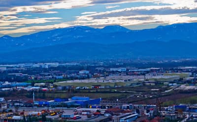 <p><font face="verdana,geneva" size="2"><strong>CUMHURİYET D&Ouml;NEMİ</strong></font></p><p><font face="verdana,geneva" size="2">Arifiye&rsquo;nin tarihi İpek Yolu &uuml;zerinde kalması sebebiyle diğer ulaşım yolları da bu g&uuml;zergahtan ge&ccedil;miştir. 1887 yılında tamamlanan İstanbul-Bağdat demiryolu da il&ccedil;emizden ge&ccedil;mektedir. 1899 yılında Adapazarı&mdash;Arifiye yolu hizmete girdiğinde il&ccedil;emiz tam bir kavşak noktası konumuna gelmiştir.1923 yılında Lozan Antlaşması'na ek protokol uyarınca N&uuml;fus M&uuml;badeleleri ve Cumhuriyet d&ouml;neminde &ccedil;ıkarılan İskan Kanunları sonucu Kafkaslardan gelen M&uuml;sl&uuml;man G&uuml;rc&uuml;, Abaza ve &Ccedil;erkeslerin yanı sıra Balkanlardan M&uuml;sl&uuml;man Arnavut, Boşnak ve ayrıca Bulgaristan, Romanya ve Kırım&rsquo;dan gelen soydaşlarımızın yerleşimi ile 1956 yılında belediye teşkilatı kurulmuştur.</font></p><p><font face="verdana,geneva" size="2">1970 yıllardan itibaren Karadeniz ve Doğu Anadolu B&ouml;lgesinden g&uuml;n&uuml;m&uuml;ze gelen yoğun g&ouml;&ccedil; sonucu İl&ccedil;emiz 22.03.2008 g&uuml;n ve 26824 Sayılı Resmi Gazetede yayımlanarak y&uuml;r&uuml;rl&uuml;ğe giren 5747 Sayılı B&uuml;y&uuml;kşehir Belediyesi Sınırları İ&ccedil;erisinde İl&ccedil;e Kurulması ve Bazı Kanunlarda Değişiklik Yapılması Hakkında Kanun gereğince Arifiye İl&ccedil;esi kurulmuştur.</font></p>