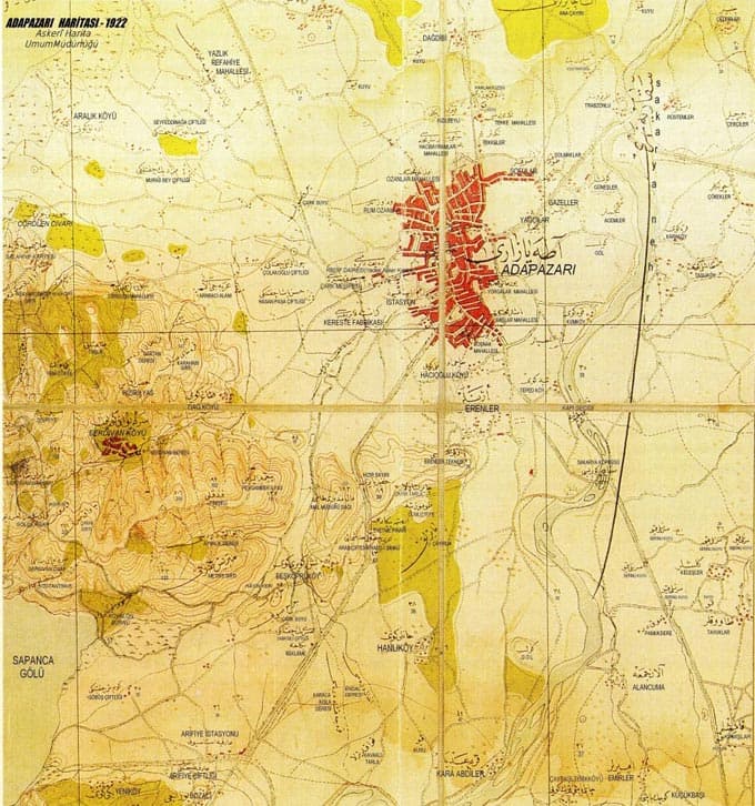 <p>Akıncılar Mahallesi'nin “Boşnak Mahallesi", Yenigün Mahallesi'nin ise “Başlar” ve “Tepedköy” isimli iki bölgeden oluştuğunu görülüyor.<br></p><p>Ayrıca Adapazarı’nda bol miktarda “kuyu” bulunduğunu ve şimdiki “Kuyudibi” mevkiinde bu kuyulardan epey olduğunu anlaşılıyor.<br></p><p>Diğer yandan bugün “Tümen” olarak bildiğimiz yerde “Redif Dairesi” (Yedek Asker Kışlası) bulunuyor. Dörtyol Sanayi Bölgesi ise “Arab Çiftliği Haddi Şimali” ve “Çayırlık” alandan oluşuyor.<br></p><p>Dartan Deresi, Karahabi Sırtı, Kovalan Burnu, Hayin Yeri, Endal Deresi ise haritada bulunan ilginç yer adları.<br></p><p>Adapazarı’nın 21 Haziran 1921'de düşman işgalinden kurtuluş yıldönümünde herkesin ilgisini çekecek o harita:</p><p><br></p>