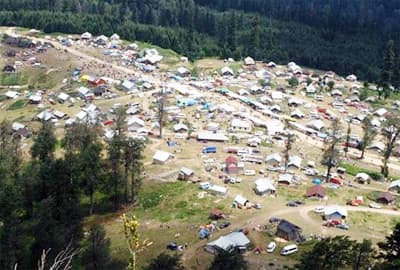 <p><font face="verdana,geneva" size="2"><strong>COĞRAFYASI</strong></font></p><p><font face="verdana,geneva" size="2">İl&ccedil;emiz Sakarya Ovası'nın kuzey doğu ucunda &Ccedil;am Dağı'nın eteğinde kurulmuştur. İl&ccedil;enin alanı 581 Km2&rsquo;dir. Rakımı&nbsp; 180 mt'dir.&nbsp; Sakarya İl merkezine uzaklığı </font><font face="verdana,geneva" size="2">ise 32 Km.dir. İl&ccedil;emiz Kuzeyden Kocaali ve Karasu, g&uuml;ney ve g&uuml;neybatıdan Akyazı, batıdan Ferizli, S&ouml;ğ&uuml;tl&uuml; il&ccedil;eleri ile Sakarya İli, doğudan ise Cumayeri, </font><font face="verdana,geneva" size="2">G&uuml;m&uuml;şova&nbsp; ve G&ouml;lyaka il&ccedil;eleri ile &ccedil;evrilidir. <br />Topraklarının b&uuml;y&uuml;k b&ouml;l&uuml;m&uuml;n&uuml; Hendek Ovası oluşturur. Marmara ve Karadeniz b&ouml;lgeleri arasında bir ge&ccedil;iş alanı niteliği taşıdığından &ccedil;ok yağış alır. G&uuml;neydeki </font><font face="verdana,geneva" size="2">Samanlı Dağları ile kuzeydeki &Ccedil;am Dağı ormanlarla kaplıdır. Dağların arasındaki platoların dışında da &ccedil;eşitli y&uuml;ksekliklerde yaylalar vardır. İl&ccedil;e </font><font face="verdana,geneva" size="2">topraklarının sularını, Karasu ile doğuda il&ccedil;enin doğal sınırını &ccedil;izen Sakarya Irmağı ve onun kolu Mudurnu &Ccedil;ayı toplar. Bu akarsular ve kolları boyunca irili </font><font face="verdana,geneva" size="2">ufaklı, verimli tarım alanları uzanır.</font></p><p><font face="verdana,geneva" size="2">Topraklarının b&uuml;y&uuml;k b&ouml;l&uuml;m&uuml;n&uuml; Hendek Ovası oluşturur. Marmara ve Karadeniz b&ouml;lgeleri arasında bir ge&ccedil;iş alanı niteliği taşıdığından &ccedil;ok yağış alır. G&uuml;neydeki Samanlı Dağları ile kuzeydeki &Ccedil;am Dağı ormanlarla kaplıdır. Dağların arasındaki platoların dışında da &ccedil;eşitli y&uuml;ksekliklerde yaylalar vardır. İl&ccedil;e topraklarının sularını, Karasu ile doğuda il&ccedil;enin doğal sınırını &ccedil;izen Sakarya Irmağı ve onun kolu Mudurnu &Ccedil;ayı toplar. Bu akarsular ve kolları boyunca irili ufaklı, verimli tarım alanları uzanır.</font></p>