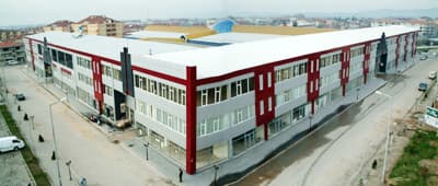 <p><font face="verdana,geneva"><font size="2"><strong>İL&Ccedil;ENİN EKONOMİK&nbsp; DURUMU</strong> </font></font></p><p><font face="verdana,geneva" size="2">İl&ccedil;enin genel y&uuml;z&ouml;l&ccedil;&uuml;m&uuml; 61.000 hektar olup, bunun 29.556 hektarı orman ve fundalıktır. 29.266 hektarı ise tarım alanıdır. İl&ccedil;emiz, tarım, hayvancılık ve su &uuml;r&uuml;nleri y&ouml;n&uuml;nden zengin kaynaklara sahiptir. Tarım &uuml;r&uuml;nlerinin başında fındık, mısır ve buğday gelmektedir. İl&ccedil;emizde, 12.541 adet b&uuml;y&uuml;kbaş, 2.855 adet k&uuml;&ccedil;&uuml;kbaş&nbsp; hayvan bulunmaktadır.İl&ccedil;emizde, 173 adet tavuk &ccedil;iftliği tesisinde 17 milyon adet tavuk &uuml;retilmektedir. İl&ccedil;emizde bir adet tavuk kesimhanesi ve&nbsp; 2 adet s&uuml;t &uuml;r&uuml;nleri &uuml;retim tesisi mevcuttur. İl&ccedil;emizde toplam 17.364.250 adet kanatlı hayvan mevcuttur. İl&ccedil;emizde 34 k&ouml;yde 180 &ccedil;ift&ccedil;i, 14.320 adet fenni kovanla arıcılık yapmaktadır. Yıllık bal &uuml;retimi 215 ton civarındadır. İl&ccedil;emizde &ccedil;eşitli t&uuml;rlerde 14.115 ton 11 K&ouml;y ve Mahallede 9.314 M2 lik alanda &ouml;rt&uuml; altı sebzeciliği yapılmaktadır. İl&ccedil;emizde 7 adet Tarım Kredi Kooperatifi, 9 adet Tarımsal Kalkınma Kooperatifi, 1 adet Fındık Tarım Satış Kooperatifi olmak &uuml;zere 17 adet kooperatif bulunmaktadır. İl&ccedil;emizde Ziraat Bankası, Vakıflar Bankası ve İş Bankası olmak &uuml;zere &uuml;&ccedil; banka bulunmaktadır. B&ouml;lgenin en b&uuml;y&uuml;k ve g&uuml;zel Ticaret Merkezi il&ccedil;emizde bulunmakta olup, burada salı g&uuml;nleri pazar kurulmaktadır. İl&ccedil;emizde&nbsp; 7 adet fındık fabrikası, 1 adet Un Fabrikası, 5 adet su fabrikası,&nbsp; 2 adet Yem Fabrikası, 2 adet &Ccedil;elik Boru, Parketaşı yalıtım, MDF, Fiber, tekstil ve Kau&ccedil;uk fabrikaları mevcuttur.İl&ccedil;emizde 5 adet&nbsp; mermer işleme at&ouml;lyesi, 10 adet de tekstil at&ouml;lyesi, 21 adet kereste at&ouml;lyesi ve 17 adet de mobilya imalathanesi, 11 adet gıda </font><font face="verdana,geneva" size="2">şirketi bulunmaktadır. Nuriye K&ouml;y&uuml; acılık mevkiinde 64 d&ouml;n&uuml;ml&uuml;k arazide 112 d&uuml;kkanlı K&uuml;&ccedil;&uuml;k Sanayi Sitesinin bina yapımı tamamlanarak hizmete a&ccedil;ılmıştır. <br /><br />İl&ccedil;emiz Uzuncaorman-Kargalıhanbaba mevkiinde 350 hektarlık alanda, 106 parselde&nbsp;&nbsp; II. Organize Sanayi B&ouml;lgesi kurulmuştur. Burada alt yapı &ccedil;alışmaları devam etmekte olup,&nbsp;firmalar tarafından 7 adet fabrika inşaatına başlanılmıştır. İl&ccedil;e merkezinde 2 adet matbaa bulunmakta olup, basımevi bulunmamakta, 2 adet mahalli gazete &ccedil;ıkmaktadır. ULAŞTIRMA VE ALTYAPI DURUMU İl&ccedil;emizin Adapazarı&rsquo;na uzaklığı 32 KM.&rsquo;dir. D-100 Karayolu il&ccedil;emiz i&ccedil;erisinden ge&ccedil;mektedir.&nbsp; <br /><br />Bu yol İ</font><font face="verdana,geneva" size="2">stanbul Ankara arası&nbsp;asfalt yol olup, yoğun bir trafiğe sahiptir. Adapazarı-Hendek arası yol genişleme ve b&ouml;l&uuml;nm&uuml;ş yol yapımı &ccedil;alışmaları tamamlanmıştır.Ayrıca TEM otoyolu da il&ccedil;emizin g&uuml;neyinden ge&ccedil;mektedir. İl&ccedil;emizin 70 k&ouml;y ile 2 beldesine s&uuml;rekli ulaşım vardır. 13 k&ouml;y&uuml;n yolu kısmen asfalt kısmen stabilizedir. Derek&ouml;y, Dikmen, Aksu, G&ouml;ksu ve Kurtuluş k&ouml;yleri y&uuml;ksekte olduğundan, kışın kar yağışı sebebi ile zaman zaman ulaşımda aksamalar olmaktadır.İl&ccedil;emizde demiryolu ve hava ulaşımı yoktur. İl&ccedil;enin tamamında elektrik bulunmakta olup, k&ouml;y ve merkeze bağlı mahallelerin tamamı ulusal elektrik şebekesine bağlıdır. TV. yayınları t&uuml;m k&ouml;ylerimizden izlenebilmektedir.İl&ccedil;emizde Posta hizmetleri; Merkez, Yeşilyurt Beldesi ve Kargalıhanbaba K&ouml;y&uuml;'nde </font><font face="verdana,geneva" size="2">bulunan şubeler vasıtasıyla y&uuml;r&uuml;t&uuml;lmektedir. <br /><br />İl&ccedil;emizde telefon hizmetleri Telekom Amirliğince 18 personelle y&uuml;r&uuml;t&uuml;lmektedir. Merkez ve&nbsp; k&ouml;ylerde kurulu bulunan 15 adet otomatik telefon santralı mevcut olup, bu santrallere bağlı kapasite sayısı merkez 10855, k&ouml;yler 6990 olmak &uuml;zere toplam 17.845&rsquo;dir. Faal abone sayısı ise merkezde 9154, k&ouml;ylerde&nbsp; 5727 olmak &uuml;zere toplam 14.881&rsquo;dir.</font></p><p><font face="verdana,geneva" size="2">Cumhuriyet'ten sonra Tekel kurulmuş uzun yıllar tek sanayi kuruluşu olarak varlığını s&uuml;rd&uuml;rm&uuml;şt&uuml;r. Hendek halkı, t&uuml;t&uuml;nc&uuml;lerin y&uuml;zde bir bağışları ile 1945-1946 yılında Hendek Ortaokulu'nu kurmuştur. Bu okul eski bir hamamın temelleri &uuml;zerine kurulmuştur. Bu hamam ve aynı yerdeki binada eskiden Hendek R&uuml;ştiyesi bulunmaktaydı.</font></p><p><font face="verdana,geneva" size="2">İl&ccedil;eyi &ccedil;evreleyen dağlarda akan su kaynakları &uuml;zerine t&uuml;m &ccedil;evre illere dağımı yapılan fabrikalar kurulmuştur. T&uuml;rkiye'nin &ouml;nde gelen firmalarından olan Ayta&ccedil; Su, Kardelen Su, Flora Su kaynakları ve fabrikalarının bulunmasının yanında, il&ccedil;e sınırlarında bulunan Uludere mevkiinden de i&ccedil;me suyu temin edilmektedir.</font></p><p><font face="verdana,geneva" size="2">B&uuml;y&uuml;k şehirlere yakınlığı ve doğal yapısının m&uuml;sait olması nedeniyle ge&ccedil;tiğimiz yılarda il&ccedil;ede b&uuml;y&uuml;k bir Organize Sanayi B&ouml;lgesi kurulmuş olup, burada yoğun bir fabrikalaşma başlamış ve il&ccedil;e sanayi şehri g&ouml;r&uuml;n&uuml;m&uuml;ne kavuşmuştur.</font></p><p><font face="verdana,geneva" size="2">&Uuml;lkenin her k&ouml;şesinde karayolu ile ulaşım her an m&uuml;mk&uuml;n olup, nakliyecilik de gelişmiştir. Yurt i&ccedil;i ve yurt dışı taşımacılığında il&ccedil;edeki ara&ccedil;ların katkısı b&uuml;y&uuml;kt&uuml;r. İl&ccedil;edeki tır taşımacılığı hayli ilerlemiştir. İl&ccedil;e halkı &ouml;nceden t&uuml;t&uuml;n ren&ccedil;perliği ile ge&ccedil;inirken, bug&uuml;n ge&ccedil;iminin b&uuml;y&uuml;k bir b&ouml;l&uuml;m&uuml;n&uuml; fındık &uuml;retimi ile sağlamaktadır. İl&ccedil;e halkı g&uuml;nl&uuml;k ihtiya&ccedil;larını Salı g&uuml;nleri kurulan sebze, meyve ve giyim pazarından karşılamaktadır.</font></p><p><font face="verdana,geneva" size="2">İl&ccedil;ede Sakarya &Uuml;niversitesi&acute;ne bağlı olarak Eğitim Fak&uuml;ltesi ile Meslek Y&uuml;ksek Okulu eğitim vermekte, bu okullarda 6300 civarında &ouml;ğrenci okumakta ve &ouml;ğrneciler il&ccedil;e ekonomisine b&uuml;y&uuml;k &ouml;l&ccedil;&uuml;de katkıda bulunmaktadır.</font></p><p><font face="verdana,geneva" size="2">Hendek'in verimli ve sulak topraklarında yetiştirilen başlıca &uuml;r&uuml;nler mısır, buğday, şeker pancarı, fındık, patates, elma, soğan ve az miktarda t&uuml;t&uuml;nd&uuml;r. Ovalık kesimlerde sığır, yaylalarda ise koyun beslenir.</font></p>