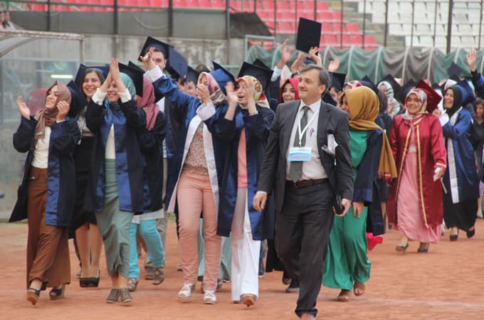 Mustafa Ceceli eşliğinde mezun oldular