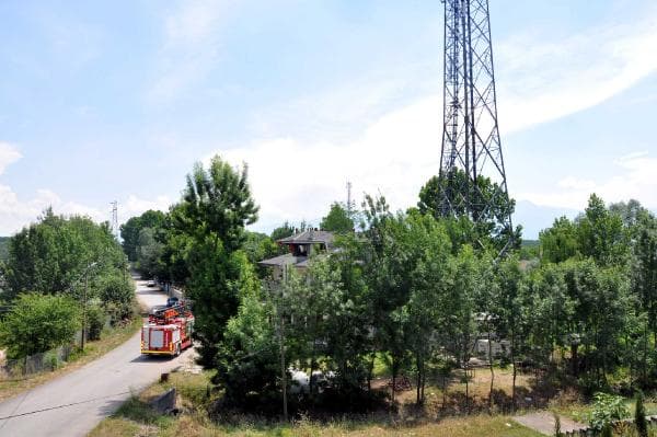 Parasını alamayınca baz istasyonu direğine çıktı