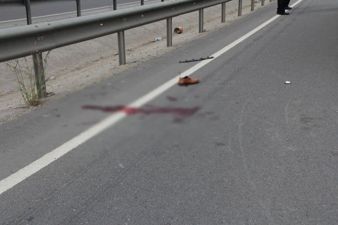 Karşıdan karşıya geçmek isterken kamyonun altında kaldı