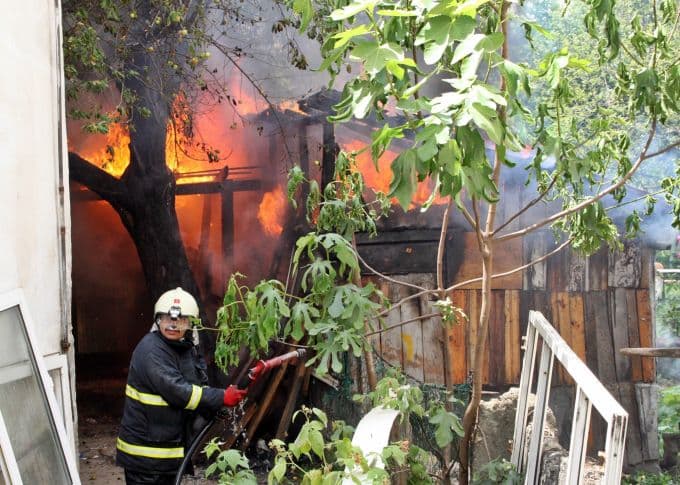 Odunlukta çıkan yangın korkulu anlar yaşattı