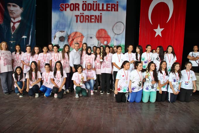 Sapancalı sporculara ödüllerini Rıza Çalımbay verdi