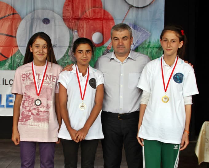Sapancalı sporculara ödüllerini Rıza Çalımbay verdi