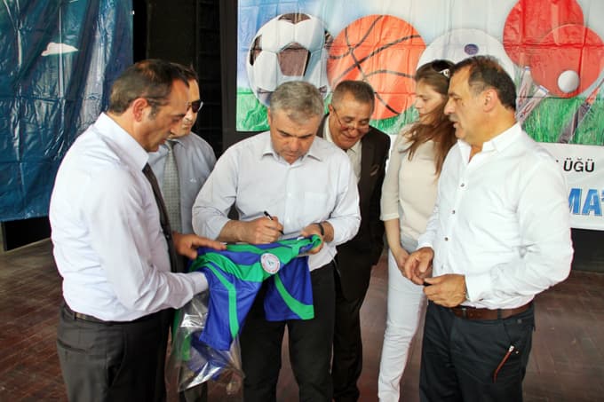 Sapancalı sporculara ödüllerini Rıza Çalımbay verdi
