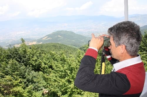 Karı-koca 27 yıldır kuleden ormanları gözetliyor