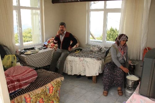 Karı-koca 27 yıldır kuleden ormanları gözetliyor
