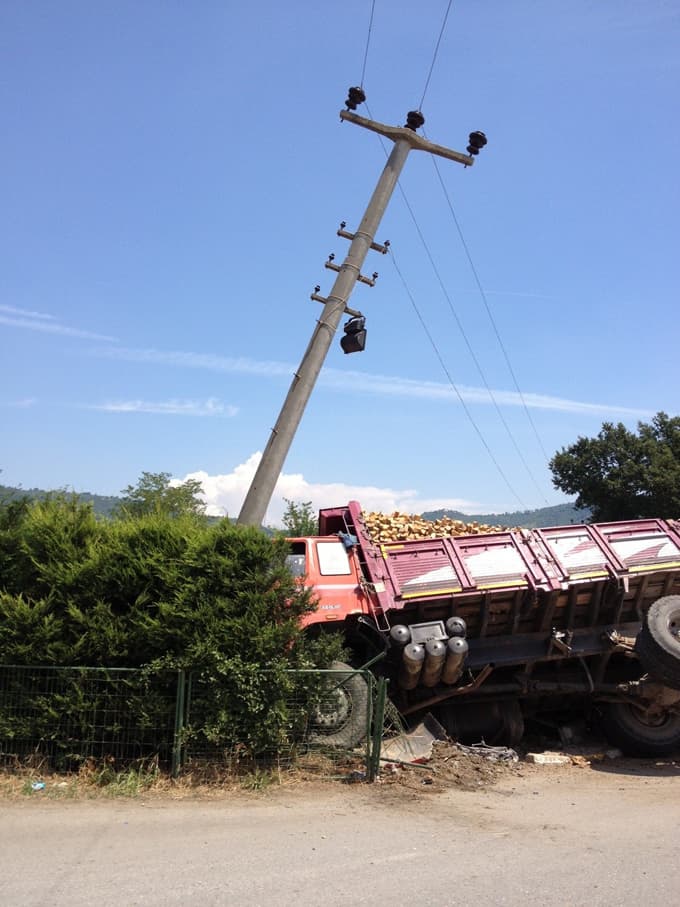 Kamyon elektrik direğine çarparak durabildi