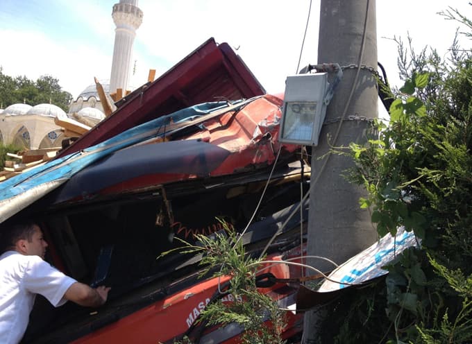 Kamyon elektrik direğine çarparak durabildi