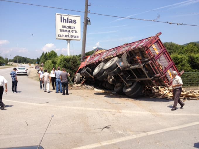 Kamyon elektrik direğine çarparak durabildi