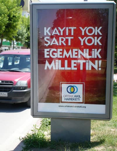 <font size="2"><font face="verdana,geneva"><font color="#cc0000">&Ouml;te yandan, Ortak Akıl Hareketi'nin</font> </font></font><a href="http://www.ortakakilhareketi.org/"><font face="verdana,geneva" size="2">www.ortakakilhareketi.org</font></a><font face="verdana,geneva" size="2"> <font color="#cc0000">adlı internet sitesinde şu ifadeler yer alıyor:</font> &quot;Bu platform; &uuml;lkemizde yaşanan demokrasi ve &ouml;zg&uuml;rl&uuml;k m&uuml;cadelesine aktif katılım sağlamak, temel hak ve &ouml;zg&uuml;rl&uuml;klerin alanını genişletmek, millet iradesini her t&uuml;r vesayet ve ipotekten arındırmak, toplumdaki her t&uuml;r inan&ccedil;, yaşam tarzı ve eğilimleri eşit olarak hukuk g&uuml;vencesine alacak yeni bir anayasa talebini diri ve canlı tutmak amacıyla kurulmuş bir platformdur. B&ouml;ylece, T&uuml;rkiye'de yaşayan herkesin kendisini ana vatanında ve &uuml;lkenin ger&ccedil;ek sahibi, ev sahibi emniyeti i&ccedil;inde hissedebilmesi sağlanmalıdır. &Ouml;zg&uuml;rl&uuml;klerin zihniyet zemini olarak teminatı tam anlamıyla işleyen bir demokrasidir. &Ouml;zg&uuml;rl&uuml;kler, demokrasiyle birlikte genişler. Demokratik işleyişin daraltıldığı zamanlarda en b&uuml;y&uuml;k zarar &ouml;zg&uuml;rl&uuml;kler &uuml;zerinde g&ouml;r&uuml;l&uuml;r. &Ouml;zg&uuml;rl&uuml;klere sahip &ccedil;ıkmak demokrasiye sahip &ccedil;ıkmakla eş anlamlıdır. T&uuml;rkiye'nin g&uuml;c&uuml; birlik ve beraberliğindedir. &Uuml;lkemizde &ccedil;ok g&uuml;&ccedil;l&uuml; tarihi ve sosyal temelleri bulunan birlik ve beraberliğin kısaca &uuml;lke b&uuml;t&uuml;nl&uuml;ğ&uuml;n&uuml;n korunması h&uuml;rriyetlerin esas, kısıtlamaların istisna olduğu hukukun &uuml;st&uuml;nl&uuml;ğ&uuml; temelinde gelişen ve ona dayanan yeni bir anayasadır. Devlet, milletin belirlediği hukuku uygulayan, topluma hizmet eden bir kurumdur. Demokratik devletin resmi ideolojisi olamaz. İnsanlar belirli bir ideolojik kalıba sokulmaya &ccedil;alışılmamalıdır. Devlet, hukuku kendi d&uuml;ş&uuml;ncesi ve inancı doğrultusunda kullanmamalıdır. Devlet, d&uuml;ş&uuml;nceler karşısında eşit mesafede ve tarafsız olmalıdır. Yeni bir Anayasa bu ilkeler &uuml;zerine inşa edilmelidir.&quot; </font>