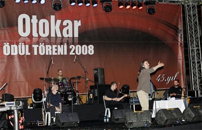 <font face="verdana,geneva" size="2">Otokar &Ouml;d&uuml;l T&ouml;reni'nde ayrıca Ko&ccedil; Spor Şenliği'nde yarışarak Otokar'ı temsil eden Otokar Futbol, Masa Tenisi ve Tenis takımlarına da &ouml;d&uuml;lleri verildi.<br /><br />T&ouml;rende bir konuşma yapan Otokar Genel M&uuml;d&uuml;r&uuml; Serdar G&ouml;rg&uuml;&ccedil;, 45 yıl &ouml;nce T&uuml;rkiye'nin ara&ccedil;larını tasarlama ve &uuml;retmek isteği ile &ccedil;ıkılan yolda bug&uuml;n azim ve kararlılıkla ilerlediklerini s&ouml;yledi. G&ouml;rg&uuml;&ccedil; Otokar'ın 45. yılında &ccedil;alışanlarına g&ouml;sterdikleri &uuml;st&uuml;n performans ve şirketin geleceğine olan katkılarından dolayı teşekk&uuml;r ederek, <font color="#cc0000">&ldquo;Bug&uuml;n d&uuml;nya yollarına kendi tasarımı ara&ccedil;ları sunan ender şirketlerden birinde &ccedil;alışıyoruz. Avrupa'dan Uzak Doğu'ya, Afrika'dan T&uuml;rkiye'ye kadar bir&ccedil;ok b&ouml;lgede kullanılan ara&ccedil;lar, sizlerin emeğini, sizlerin katkılarını taşıyor. Bu g&uuml;&ccedil;l&uuml; Otokar ailesinin bir ferdi olduğunuz, T&uuml;rkiye'nin otob&uuml;sleri, T&uuml;rkiye'nin semi-treylerini, T&uuml;rkiye'nin zırhlı ara&ccedil;larını &uuml;reten bir şirkette ve Ko&ccedil; Topluluğu'nda olduğunuz i&ccedil;in gurur duymalısınız&quot; </font>dedi.</font>