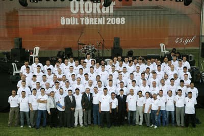 <font face="verdana,geneva" size="2">&Ouml;neri ve &Ouml;d&uuml;l Sistemi'nin verimlilik &ccedil;alışmalarındaki pozitif etkisine de değinen G&ouml;rg&uuml;&ccedil;, bu &ccedil;alışmalar ile &ouml;zellikle m&uuml;şteri memnuniyetini hedeflediklerini a&ccedil;ıkladı. <font color="#cc0000">G&ouml;rg&uuml;&ccedil;,</font> &quot;&Ouml;d&uuml;l T&ouml;reninde 10. kıdem yılını dolduran kişilerin sayısı olduk&ccedil;a fazla. Bunun nedeni, bundan 10 yıl &ouml;nce Sakarya'ya yatırım yapmamız. Otokar olarak 10 yıl &ouml;nce doğru bir karar aldık ve Sakarya b&ouml;lgesine yatırım yaptık. Biz Sakarya'ya inanıyor ve g&uuml;veniyoruz. Bulunduğumuz b&ouml;lgeyi kalkındırmak ve i&ccedil;inde bulunduğumuz &ccedil;evreye katkıda bulunmak amacıyla sorumlu bir şirket olarak hareket ediyoruz. &Ccedil;evre, eğitim ve b&ouml;lgeye destek konularında yaptığımız &ccedil;alışmalara ek olarak vergimizi de Sakarya'ya &ouml;d&uuml;yoruz. Sakarya'nın vergi lideri olmak da bize ayrı bir gurur veriyor&rdquo; <font color="#cc0000">diye konuştu.</font><br /><br /><font color="#cc0000">G&ouml;rg&uuml;&ccedil;'&uuml;n konuşmasının ardından Volkan Konak konser verdi.</font> </font>