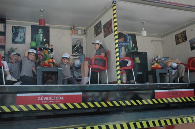Sakaryalı öğrenciler, 7.4 şiddetinde deprem yaşadı