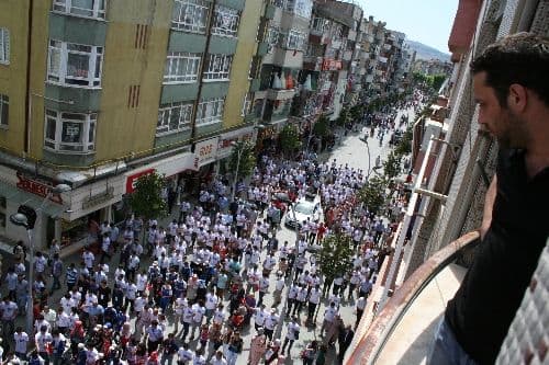 Türkçe'nin çoçukları Sakarya'da sevgi çemberine alındı