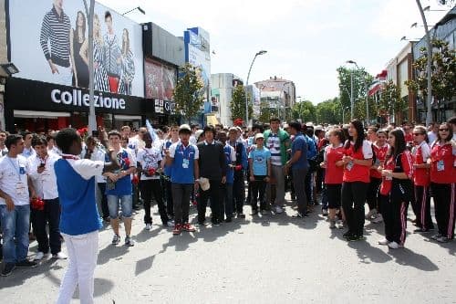 Türkçe'nin çoçukları Sakarya'da sevgi çemberine alındı