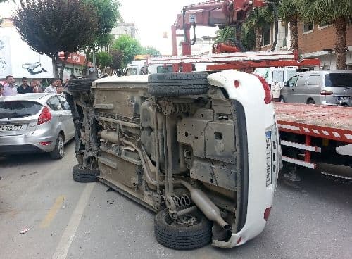 Ankara Caddesi'nde otomobil devrildi: 3 yaralı!