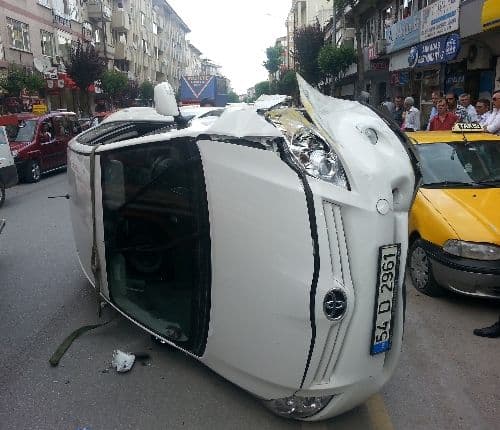 Ankara Caddesi'nde otomobil devrildi: 3 yaralı!
