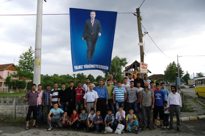 Başbakan Erdoğan'a destek için pankart astılar