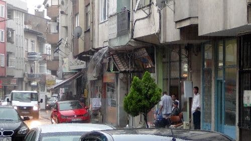 Şiddetli yağış, cadde ve sokakları göle çevirdi