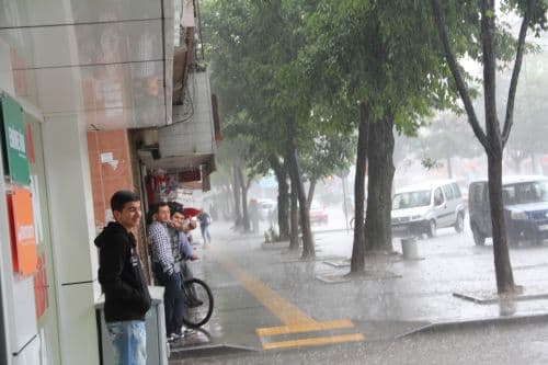 Şiddetli yağış, cadde ve sokakları göle çevirdi