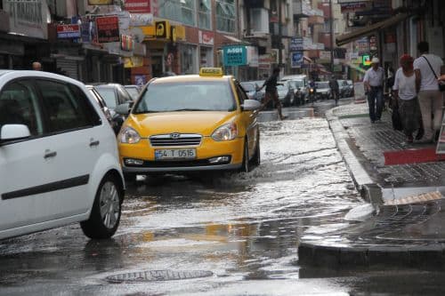 Şiddetli yağış, cadde ve sokakları göle çevirdi