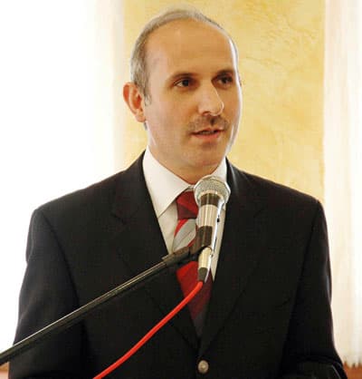 <font face="verdana,geneva" size="2">R&uuml;stem Keleş, g&ouml;l suyu analiz raporlarının, ADASU'nun internet adresinde yayınlandığını belirterek, isteyenlerin bu tahlilleri inceleyebileceğini dile getirdi. Ayrıca yine ikna olmayanların şebekeden su alarak analiz ettirebileceğini dile getiren Keleş, <font color="#cc0000">&quot;Tekrar altını &ccedil;izerek s&ouml;yl&uuml;yorum. Şebekeye verilen i&ccedil;me suyumuz temiz. Y&ouml;netmeliklere uygun. Aksini kimse iddia edemez. Biz g&ouml;revimizin 24 saat başındayız. &Ouml;zellikle su t&uuml;ketiminin fazla olduğu d&ouml;nemlerde zaman zaman b&ouml;yle maksatlı s&ouml;ylendiler &ccedil;ıkarılıyor. Bunların ama&ccedil;ları başka.&quot;</font> diye konuştu. <br /><br /><strong>BU YAZ SU SIKINTISI YAŞANMAYACAK</strong> <br /><br />Bu yaz Sakarya'da su sıkıntısı yaşanmayacağını kış ve ilkbahardaki yeterli yağışlar sebebiyle g&ouml;l rezervinin yeterli olduğunu anlatan Keleş, suyun sadece insani ama&ccedil;la t&uuml;ketilmesini &ouml;nerdi. İ&ccedil;me ve kullanma suyu dışında şebeke suyunun hortumla bah&ccedil;e sulama, ara&ccedil; yıkama gibi durumlarda kullanılmamasını isteyen Keleş, <font color="#cc0000">&quot;Adapazarı su kesintilerinin yaşanmayacağı şanslı illerden biri. Sapanca suyunu sadece i&ccedil;me ve kullanma suyu olarak t&uuml;ketmeliyiz. Kaynaklarımız sınırsız değil. Halı, ara&ccedil; yıkama ve bah&ccedil;e sulama bol su israfına sebep oluyor. &Ouml;zellikle bu gibi durumlarda i&ccedil;ilebilir nitelikli suyu t&uuml;ketmekten ka&ccedil;ınmamız bir vicdani ve insani g&ouml;revdir.&quot;</font> ifadelerini kullandı. </font>