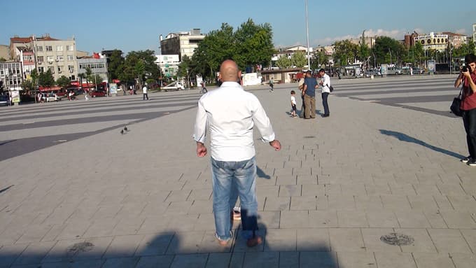 Duran Adam eylemi, insanları şaşkına çevirdi